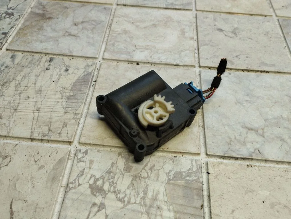 Gaisa aizvara motoriņš/aktuators 0132801359