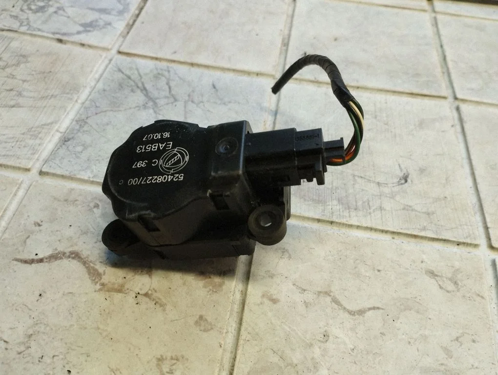 Gaisa aizvara motoriņš/aktuators 52408227