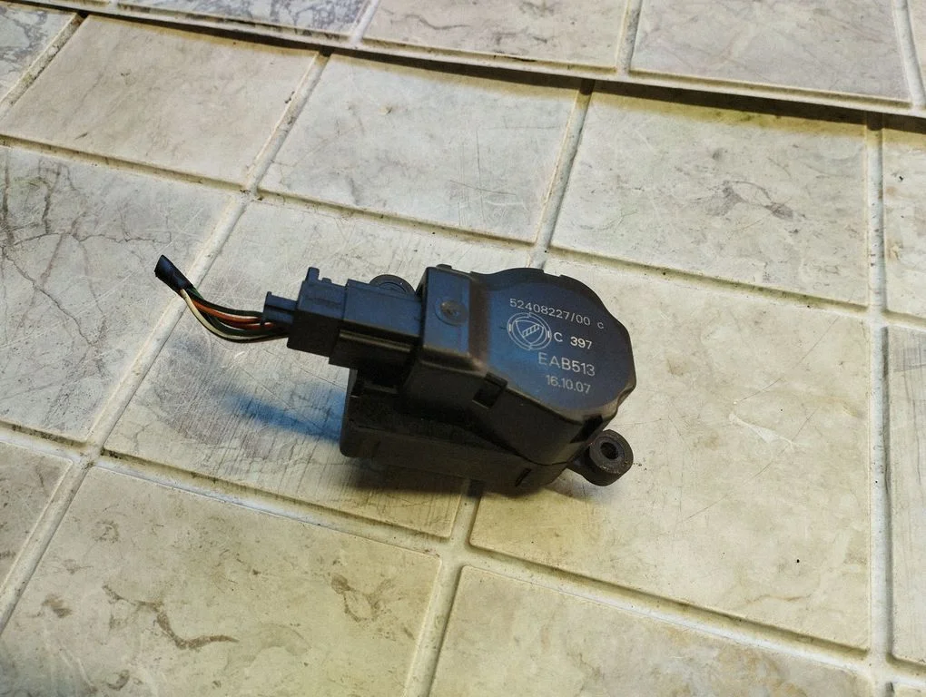 Gaisa aizvara motoriņš/aktuators 52408227