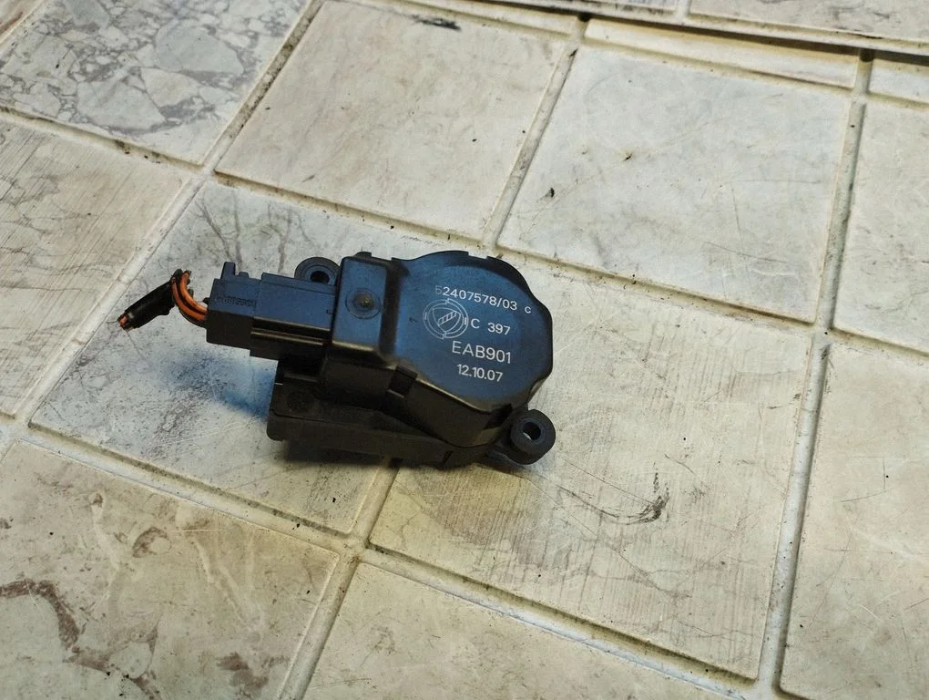 Gaisa aizvara motoriņš/aktuators 52407578