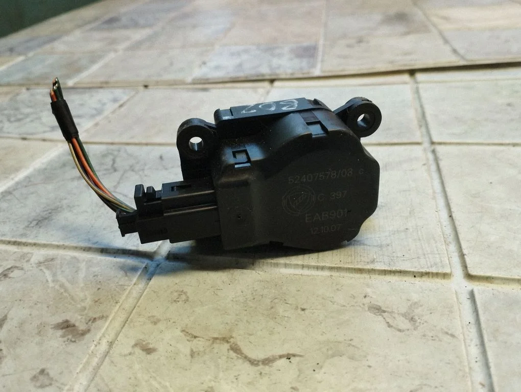 Gaisa aizvara motoriņš/aktuators 52407578