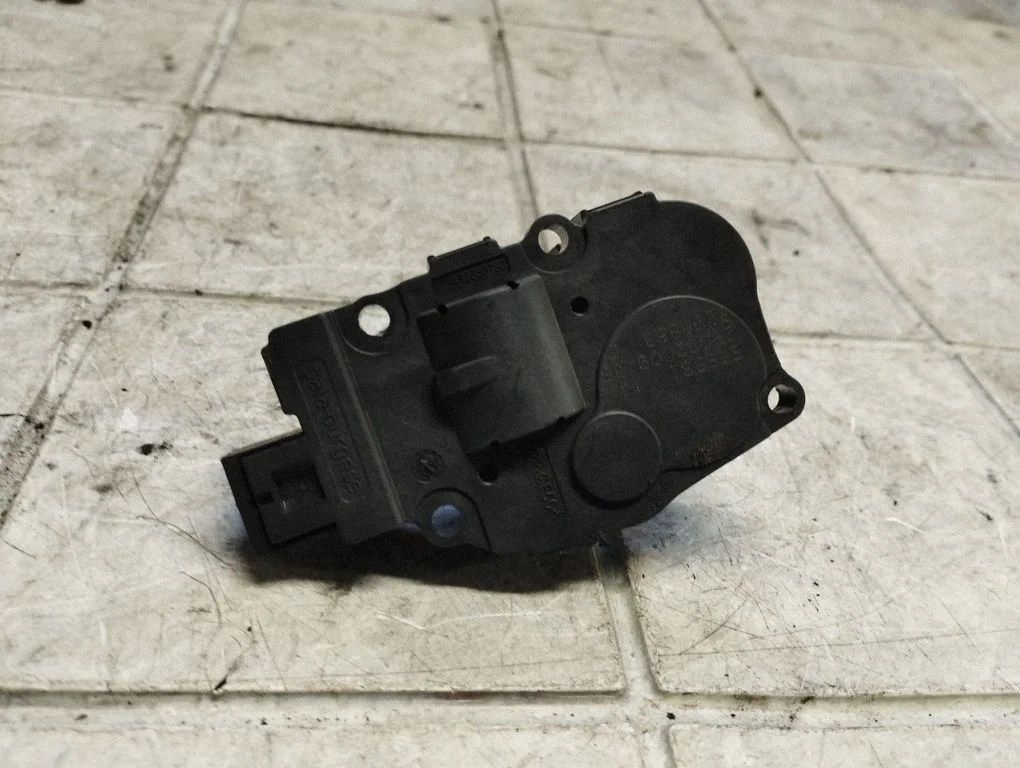 Gaisa aizvara motoriņš/aktuators – BMW 1. sērija E81 E87 (2004-2011)