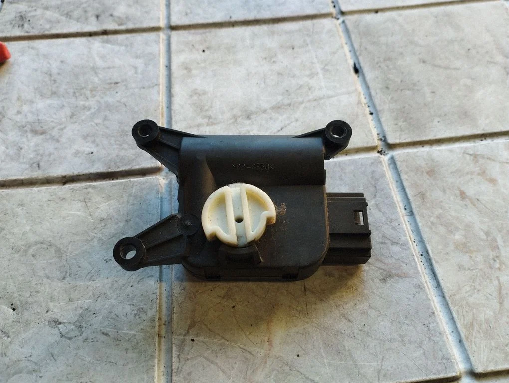Air flap motor/actuator – Audi A6 Allroad C6 (2006-2011)