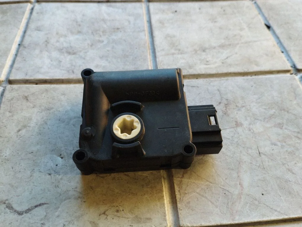 Gaisa aizvara motoriņš/aktuators 0132801359