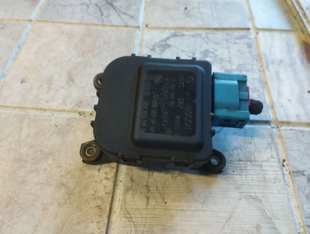 Air flap motor/actuator 8D1820511B