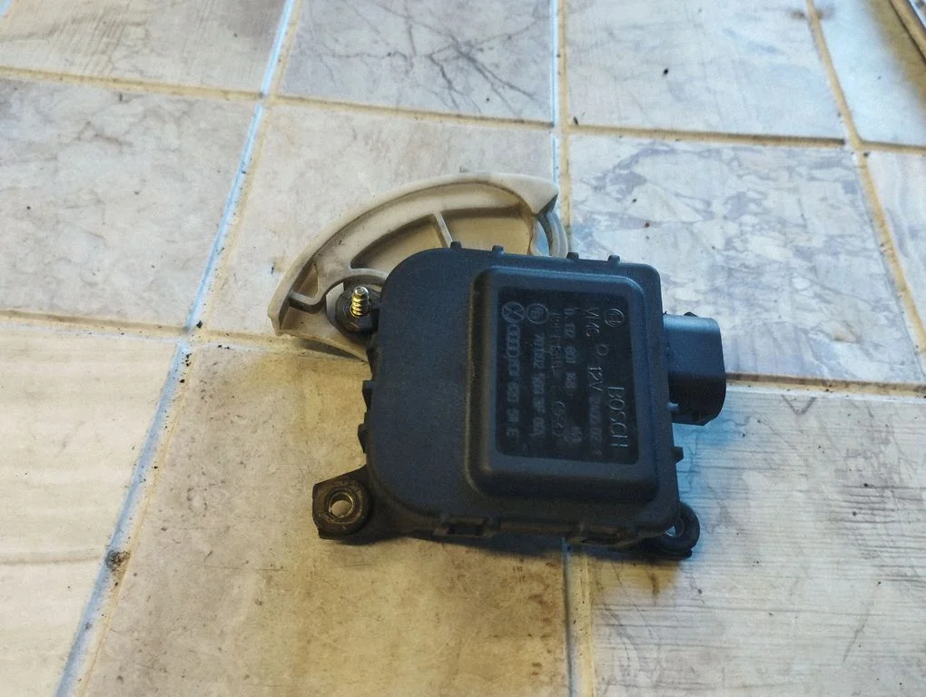 Air flap motor/actuator 8D1820511E