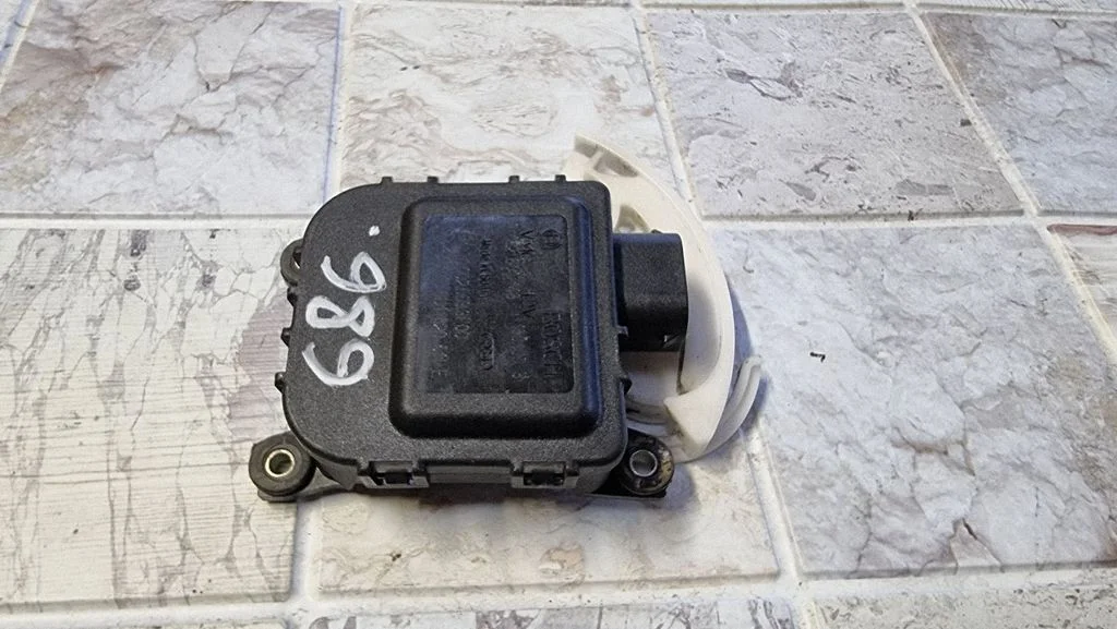 Gaisa aizvara motoriņš/aktuators 8D1820511E