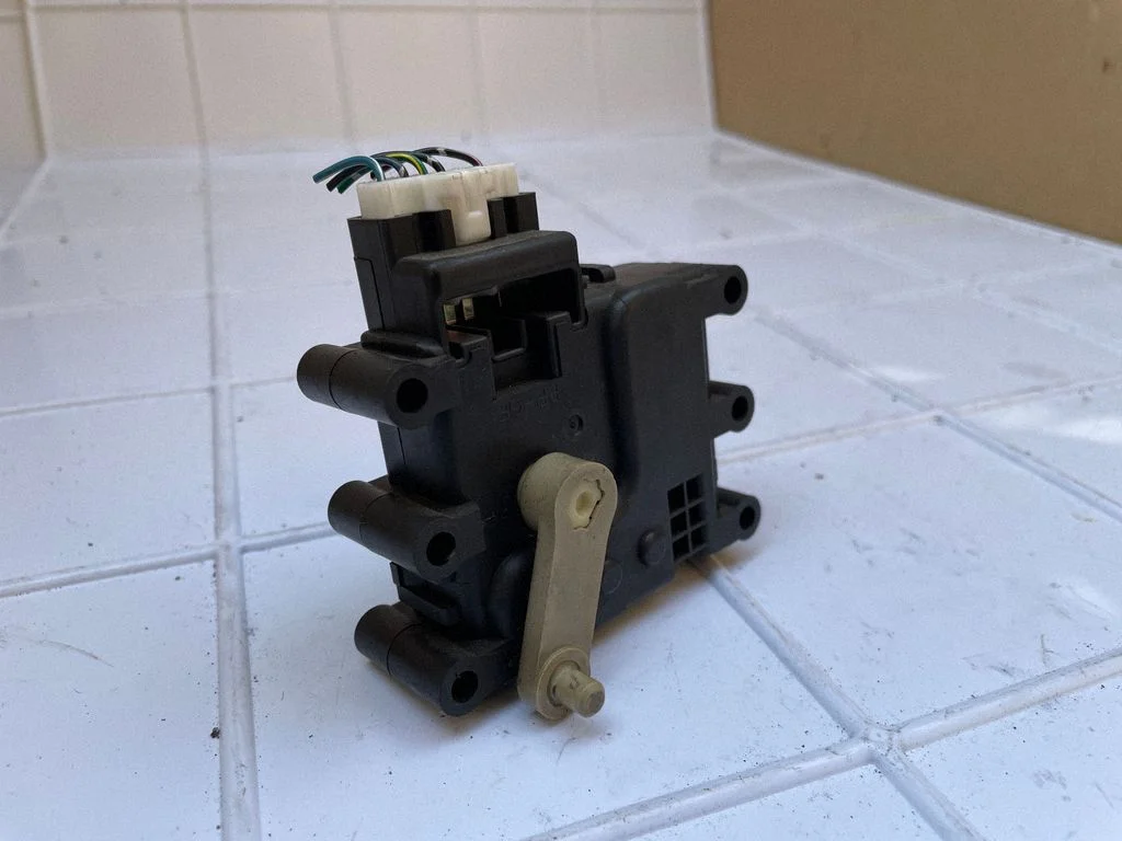 Air flap motor/actuator – Mazda 3 I (2003-2006)