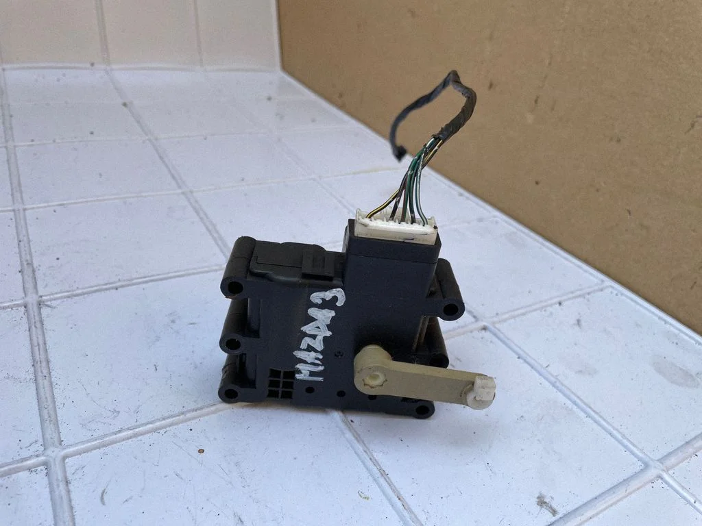 Air flap motor/actuator – Mazda 3 I (2003-2006)