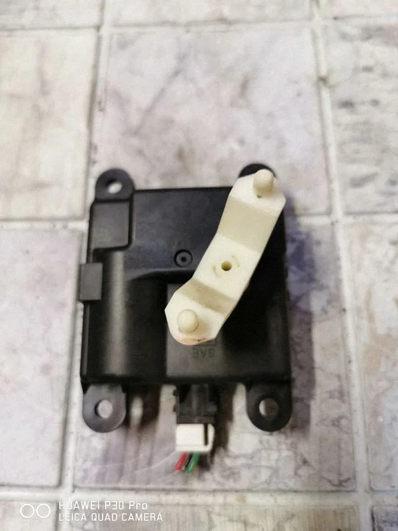 Air flap motor/actuator – Nissan Primera (2002-2007)