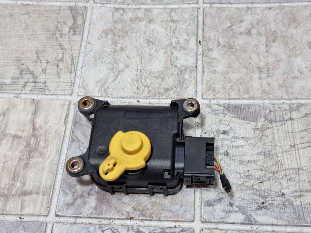 Air flap motor/actuator 8D2820511C
