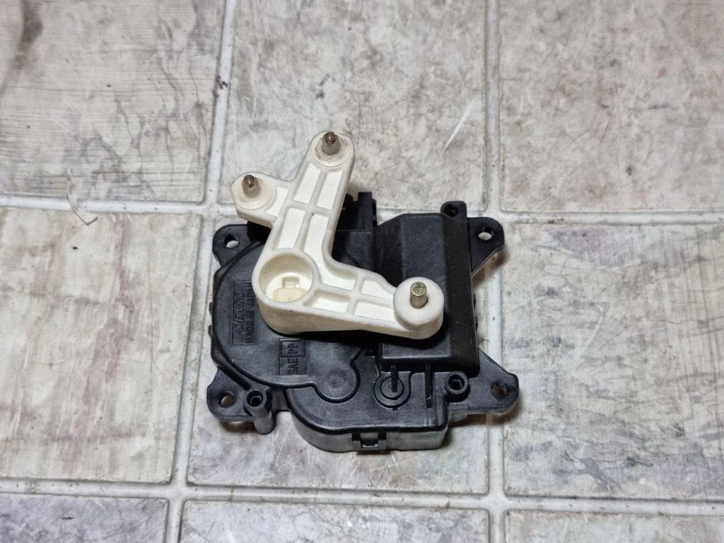 Silniczek klapki nawiewu – Toyota Yaris Verso (1999-2005)
