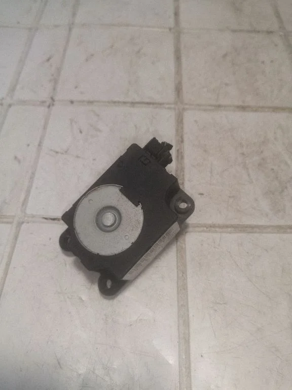 Gaisa aizvara motoriņš/aktuators N104722T