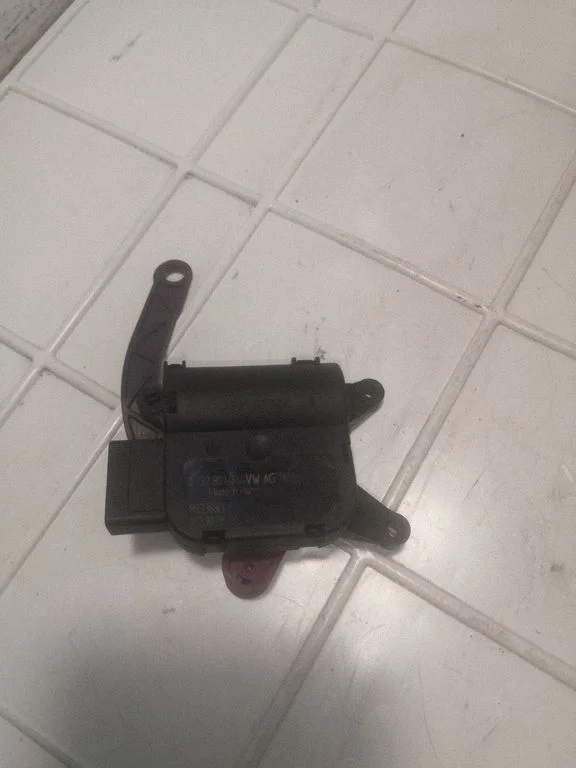 Air flap motor/actuator – Volkswagen Passat B6 (2005-2010)