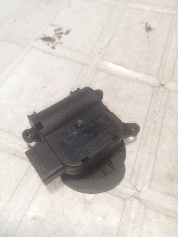 Gaisa aizvara motoriņš/aktuators 0132801310