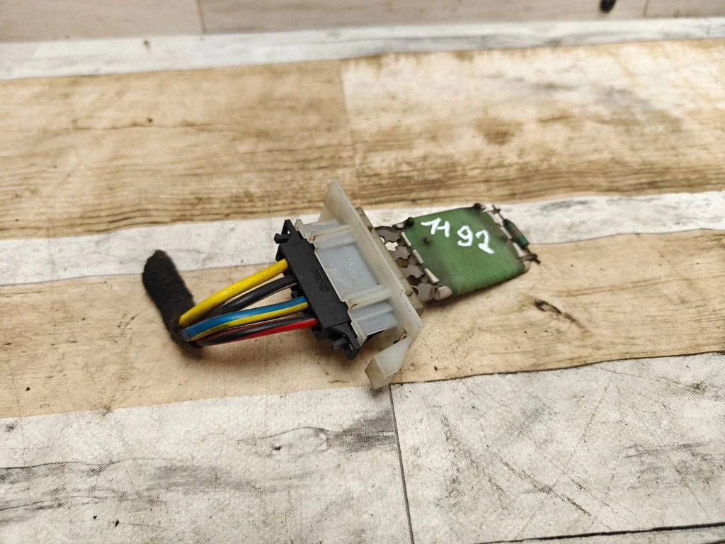 Heater blower motor/fan resistor – Skoda Octavia Mk2 (1Z) (2004-2013)