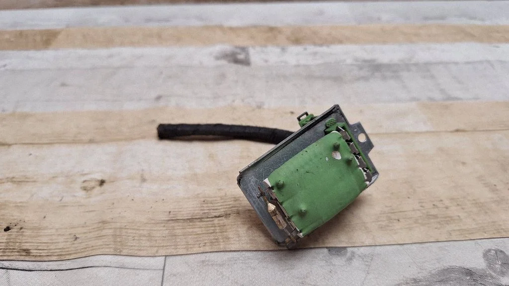 Heater blower motor/fan resistor 7M0959263G