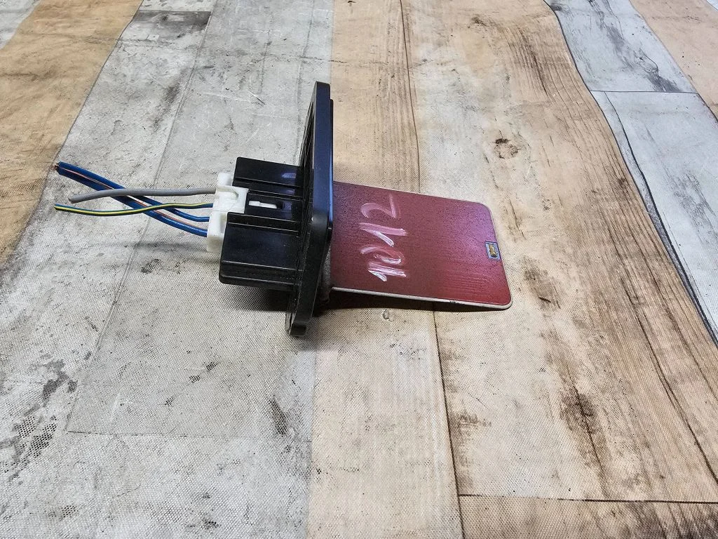 Heater blower motor/fan resistor HB151D651