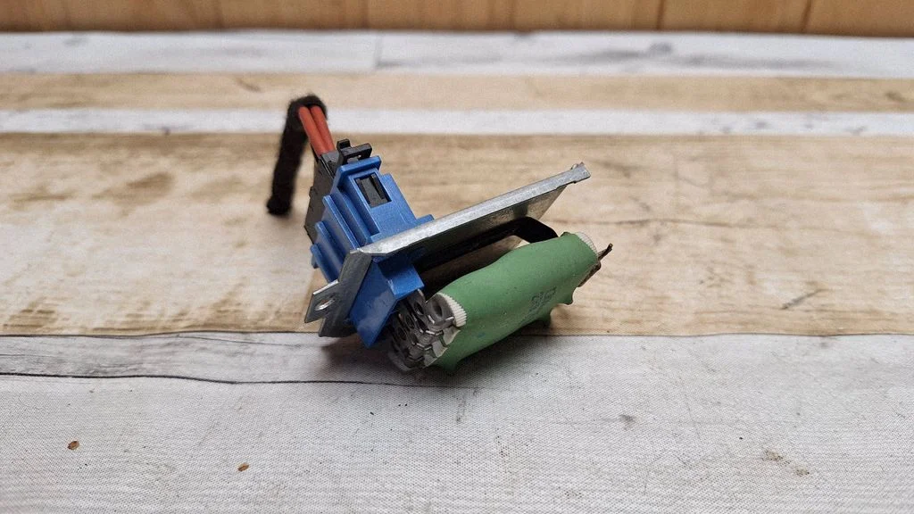 Heater blower motor/fan resistor 7M0959263E