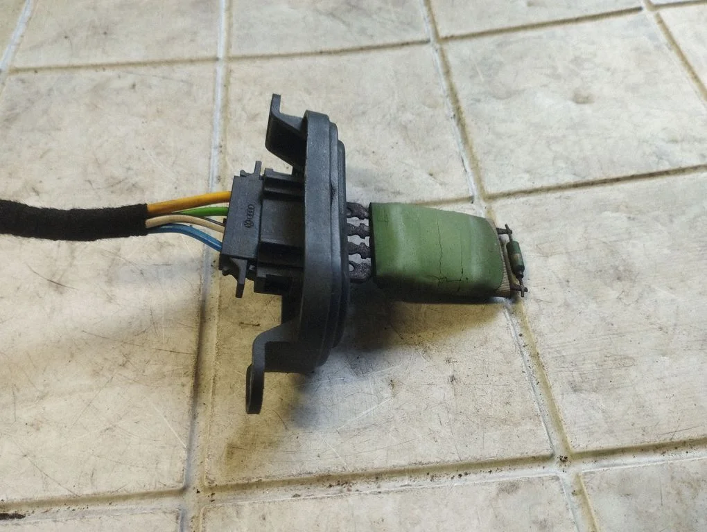 Heater blower motor/fan resistor – Volkswagen Transporter - Caravelle T5 (2003-2015)