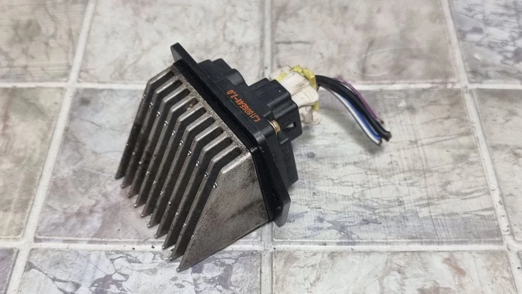 Krāsniņas ventilatora rezistors (reostats) KJ180GE4V70