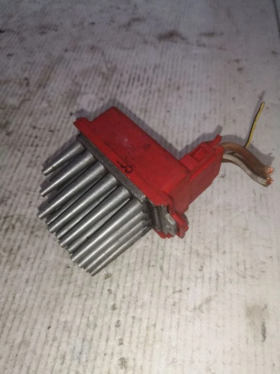 Heater blower motor/fan resistor – Audi A4 S4 B5 8D (1994-1999)