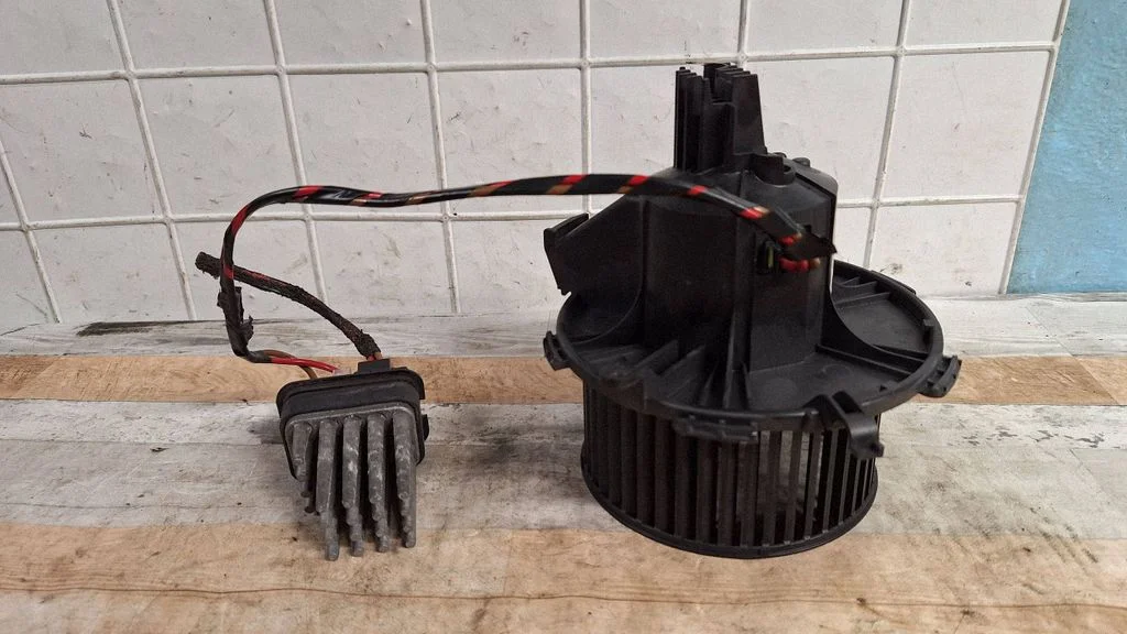 Heater fan/blower D8087