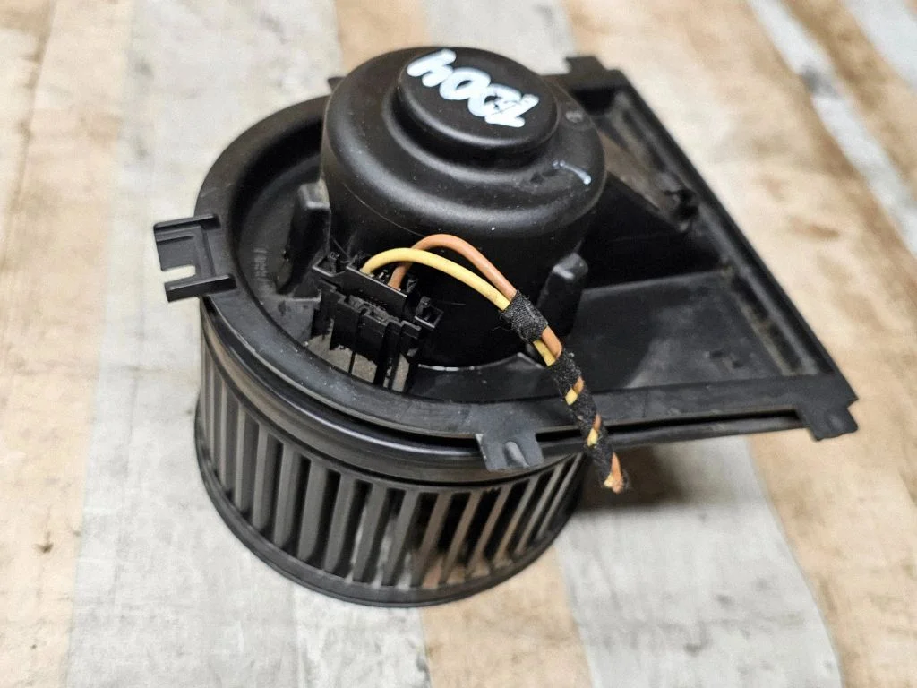 Krāsniņas ventilators/pūtējs 1J1819021A