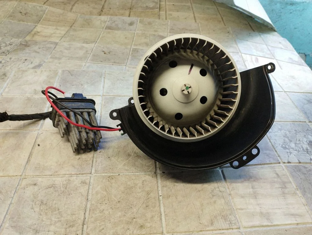 Krāsniņas ventilators/pūtējs – Opel Astra H (2004-2012)