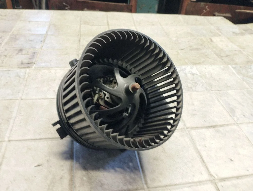 Krāsniņas ventilators/pūtējs 1J1819021A