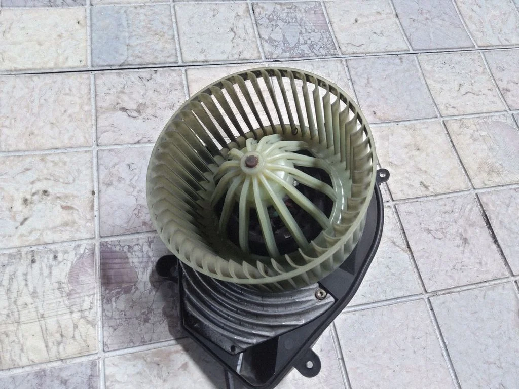 Krāsniņas ventilators/pūtējs 8D1820021