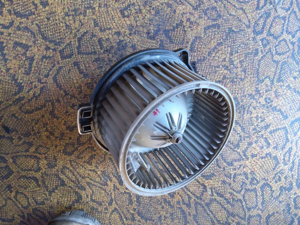 Heater fan/blower – Toyota Corolla Verso E110 (1997-2001)