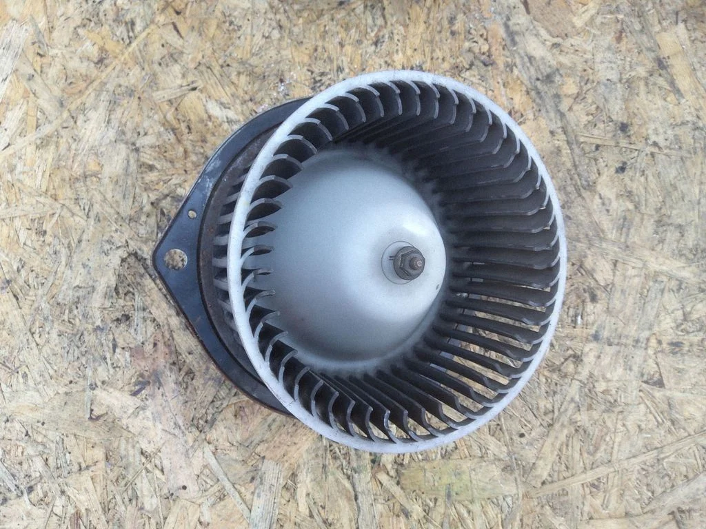 Krāsniņas ventilators/pūtējs HB111GA5R