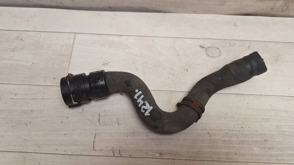Engine coolant pipe/hose S0000379