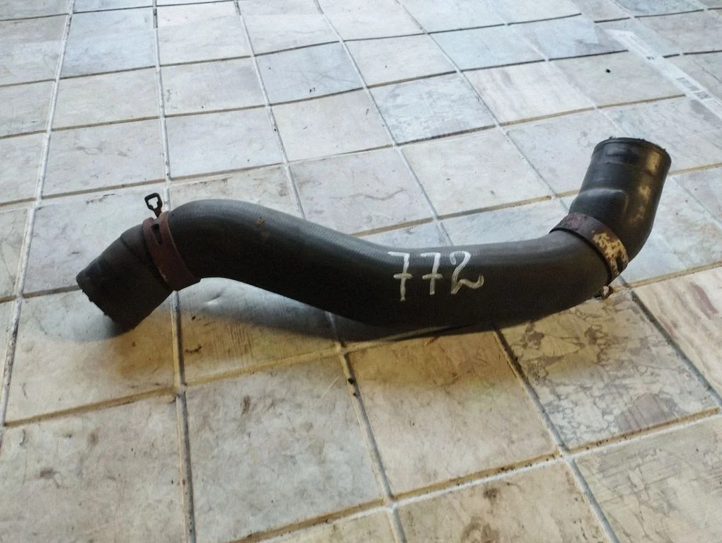 Engine coolant pipe/hose
