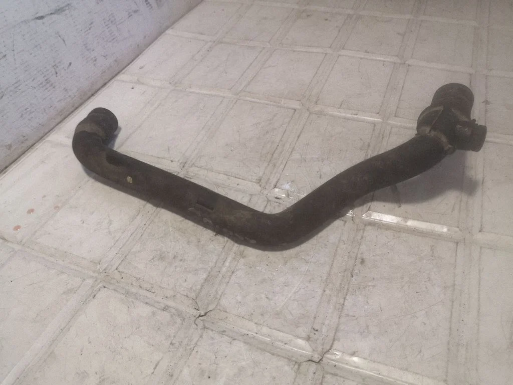 Engine coolant pipe/hose