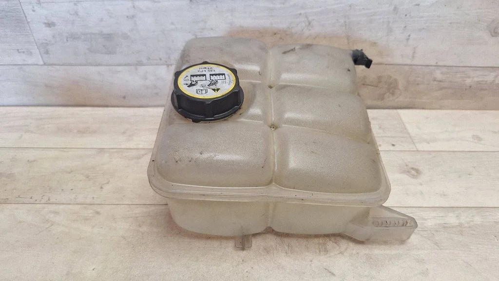 Coolant expansion tank/reservoir 8V618K218A
