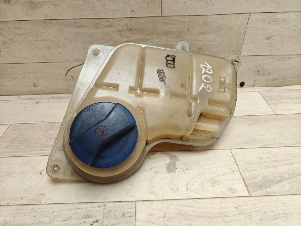 Zbiorniczek wyrównawczy płynu chłodniczego 8D0121403L