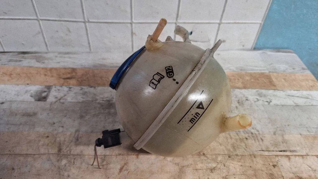 Coolant expansion tank/reservoir 1K0121407A