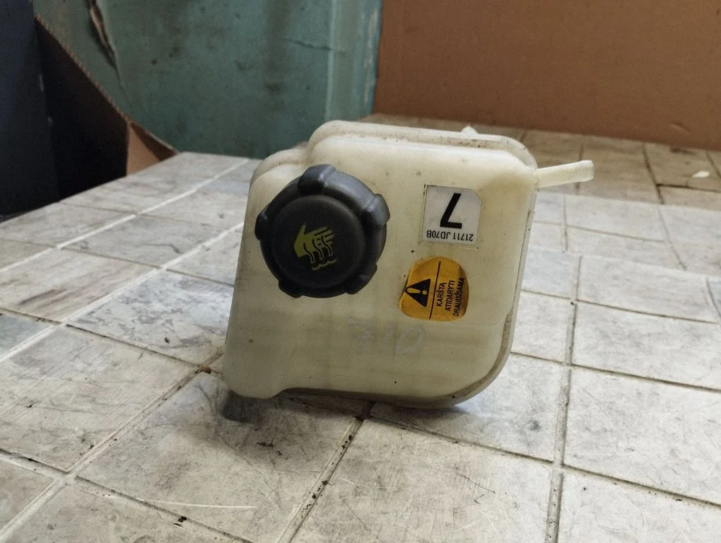 Coolant expansion tank/reservoir 21711JD70B