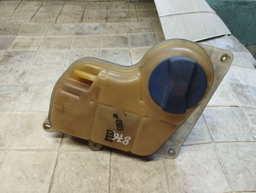 Zbiorniczek wyrównawczy płynu chłodniczego 8D0121403J