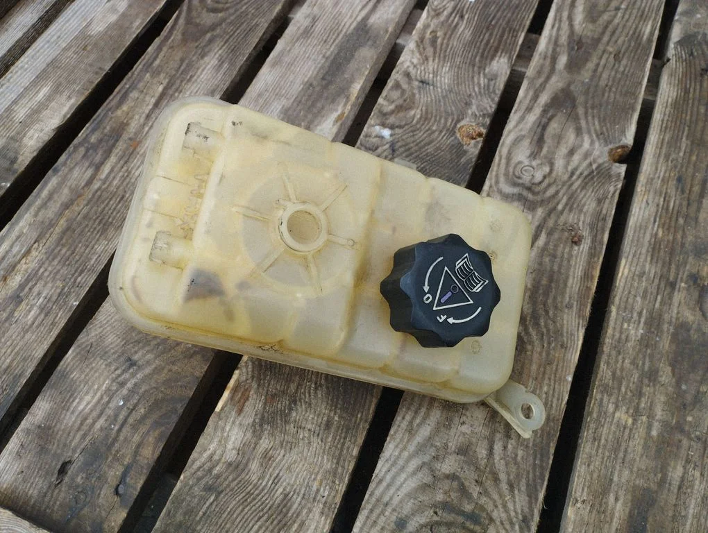 Coolant expansion tank/reservoir