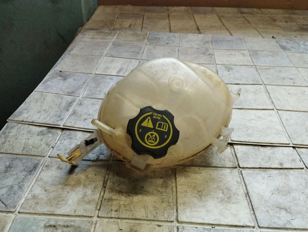 Coolant expansion tank/reservoir 13459964