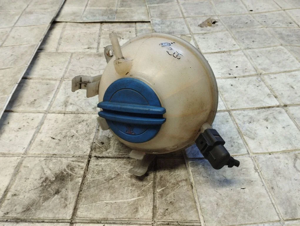 Coolant expansion tank/reservoir 1K0121407A