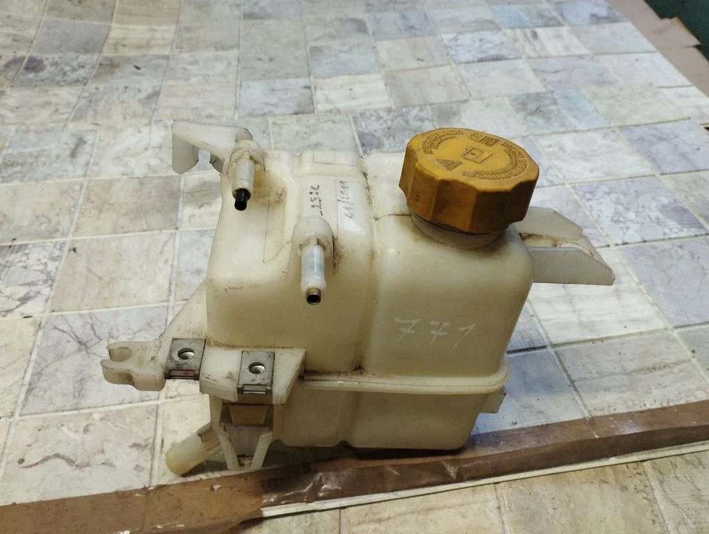Coolant expansion tank/reservoir