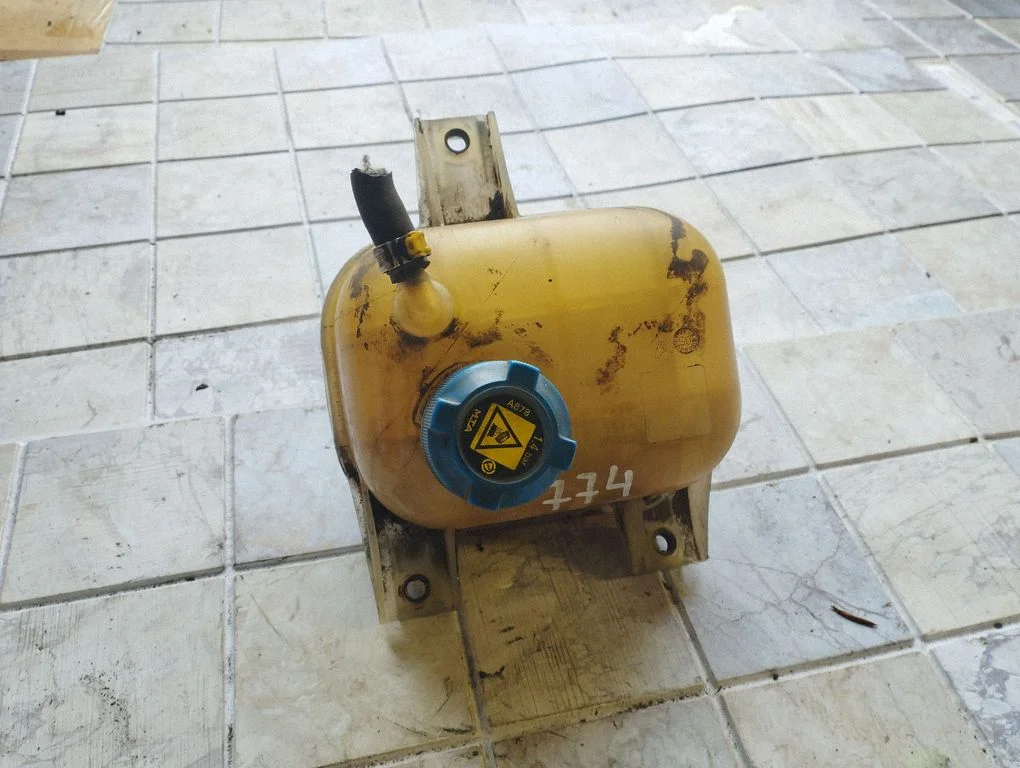 Coolant expansion tank/reservoir