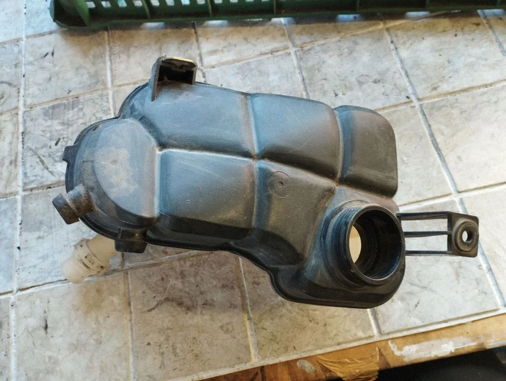 Coolant expansion tank/reservoir 6G918K218
