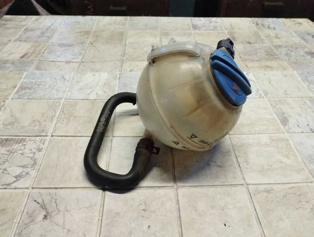 Coolant expansion tank/reservoir