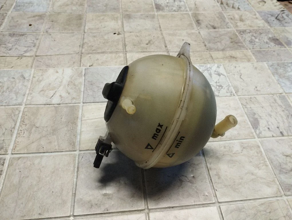 Coolant expansion tank/reservoir – Volkswagen Passat B4 (1994-1996)