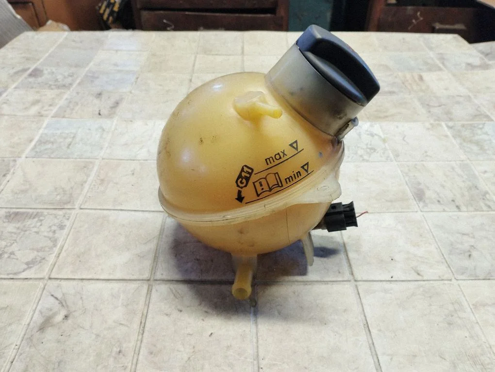 Coolant expansion tank/reservoir 7M0121407C